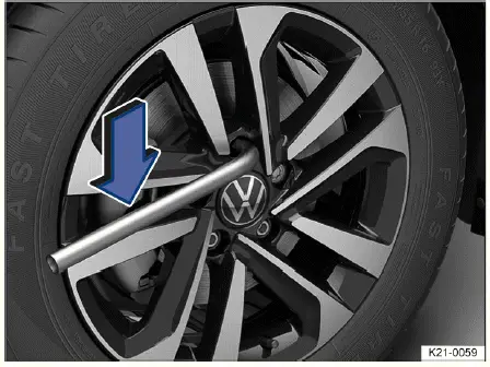 Volkswagen ID.4 - Fig. 1 Changing a tire: loosening the wheel bolts.